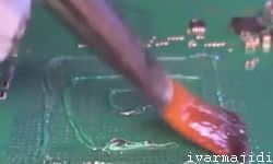 مالیدن فلکس در محل نصب چیپ روی مادربرد تصویری دیگر-soldering